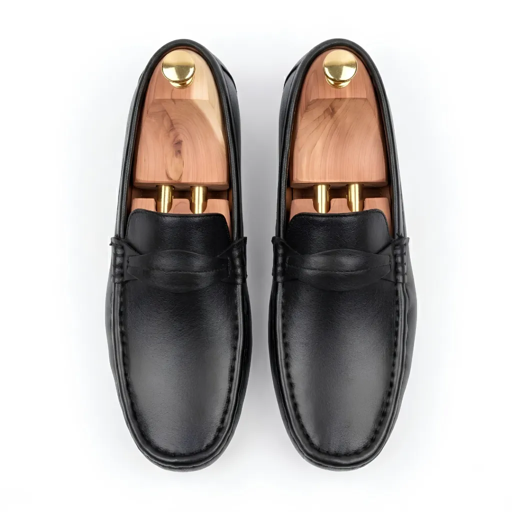 Premium Leather Saddle Moccasin in Black adds smart style to your outfits. Pair it with jeans or chinos for casual days and smart occasions.